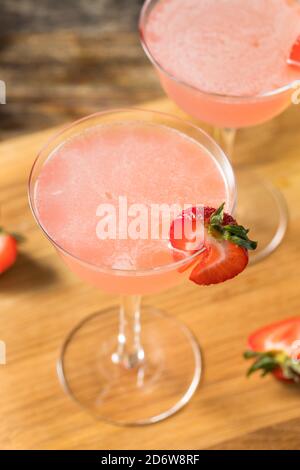 Erfrischender, spritziges Erdbeer-Daiquiri mit Rum und Limette Stockfoto