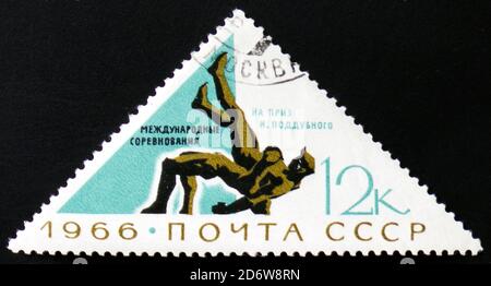 MOSKAU, RUSSLAND - 12. FEBRUAR 2017: Eine von der UdSSR gedruckte Briefmarke zeigt zwei Wrestler, die internationalen Wrestlingwettbewerben um den Preis I. Podd gewidmet sind Stockfoto