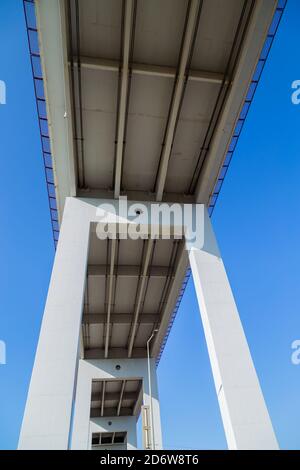 Autobahn konkrete Brücke von unten, im Norden von Portugal Stockfoto