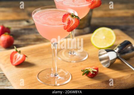 Erfrischender, spritziges Erdbeer-Daiquiri mit Rum und Limette Stockfoto