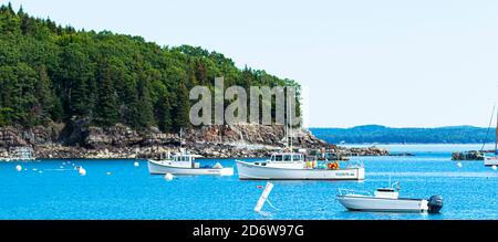 Blick auf Boote, die direkt vor einer felsigen Insel in Bar Harbor Maine festgemacht sind. Stockfoto