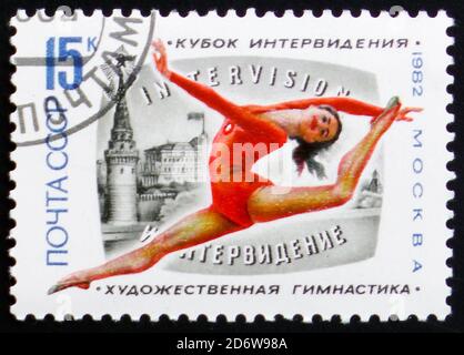 MOSKAU, RUSSLAND - 12. FEBRUAR 2017: Eine in der UdSSR gedruckte Briefmarke zeigt eine springende Frau, die der Moskauer Turnweltmeisterschaft gewidmet ist, um 1982 Stockfoto