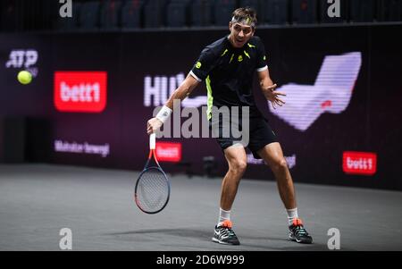 Köln, Deutschland. Oktober 2020. Tennis: ATP Tour - Kölner Meisterschaften (ATP), Einzel, Männer, 1. Runde, Gerassimow (Weißrussland) - Altmaier (Deutschland). Yegor Gerasimov spielt den Ball. Quelle: Jonas Güttler/dpa/Alamy Live News Stockfoto