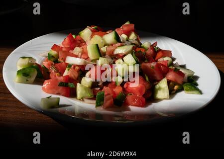 Schäfersalat (Coban Salata auf Türkisch) in weißer Schale. Stockfoto