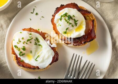 Warme hausgemachte Eier Benedikt mit Schinken und Hollandaise Stockfoto