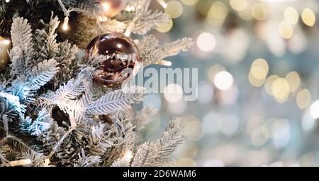 Frohe weihnachtskarte. Weihnachtsbaum verziert mit goldenen Kugeln auf unscharf, funkelnden, magischen Hintergrund. Neujahrsdekoration auf Bokeh Stockfoto