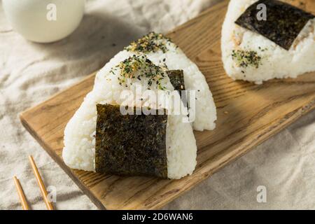 Hausgemachte japanische Thunfisch Mayo Onigiri Reisbälle mit Nori Stockfoto