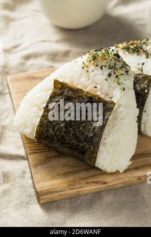 Hausgemachte japanische Thunfisch Mayo Onigiri Reisbälle mit Nori Stockfoto