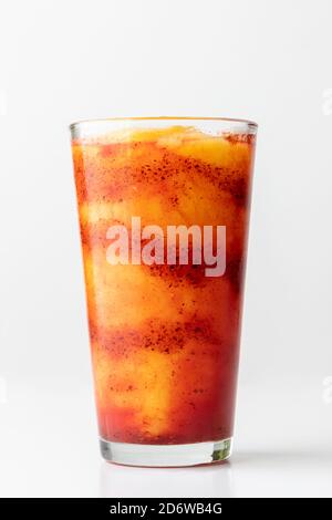 Chamoyada. Smoothie aus Mango, Chamoy (mexikanische Sauce) und Eis. Chamoyada. / Mango con chamoy y hielo. Stockfoto