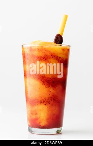 Chamoyada. Smoothie aus Mango, Chamoy (mexikanische Sauce) und Eis. Chamoyada. / Mango con chamoy y hielo. Stockfoto