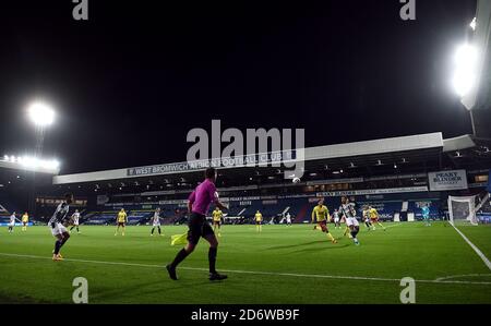 Gesamtansicht der Action auf dem Spielfeld mit West Bromwich Albions Matheus Pereira auf dem Ball während des Premier League-Spiels auf den Hawthorns, West Bromwich. Stockfoto