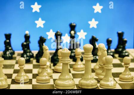 Europaflagge auf dem Hintergrund des Schachs mit Figuren auf Der Vorstand Stockfoto