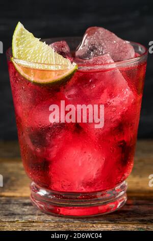 Erfrischender Boozy Vodka Cranberry Cocktail mit Limettensaft Stockfoto