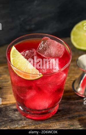 Erfrischender Boozy Vodka Cranberry Cocktail mit Limettensaft Stockfoto
