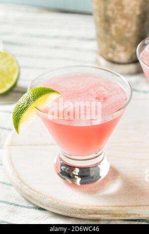 Erfrischender Cranberry Cosmopolitan Cocktail mit Limettengarnish Stockfoto