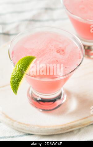 Erfrischender Cranberry Cosmopolitan Cocktail mit Limettengarnish Stockfoto