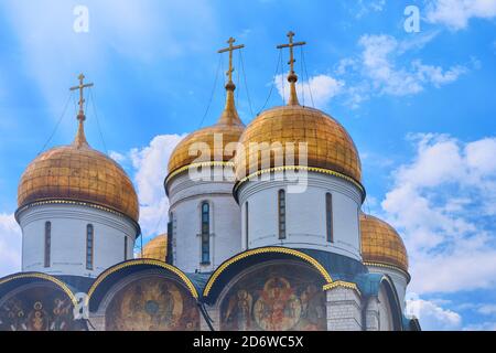 Annahme Kathedrale des Kremls, Kuppeln vor dem Hintergrund der Sonne und Sommerhimmel - Kreml, Moskau, Russland im Juni 2019 Stockfoto