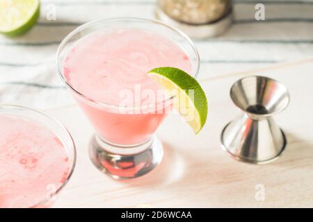 Erfrischender Cranberry Cosmopolitan Cocktail mit Limettengarnish Stockfoto