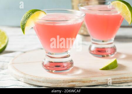 Erfrischender Cranberry Cosmopolitan Cocktail mit Limettengarnish Stockfoto