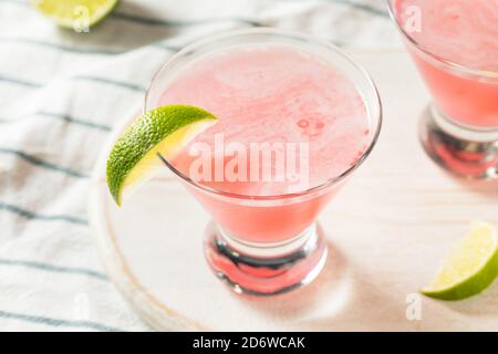 Erfrischender Cranberry Cosmopolitan Cocktail mit Limettengarnish Stockfoto