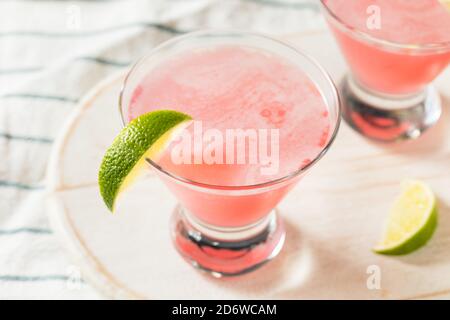 Erfrischender Cranberry Cosmopolitan Cocktail mit Limettengarnish Stockfoto