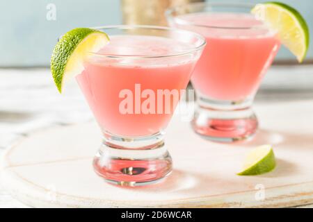 Erfrischender Cranberry Cosmopolitan Cocktail mit Limettengarnish Stockfoto