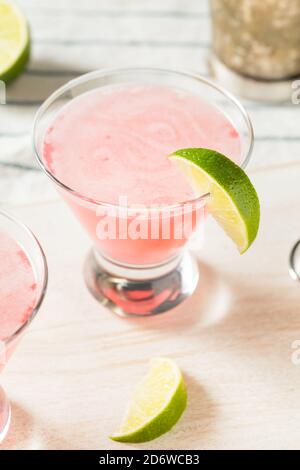 Erfrischender Cranberry Cosmopolitan Cocktail mit Limettengarnish Stockfoto