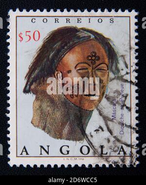 MOSKAU RUSSLAND - 25. NOVEMBER 2012: Eine in Angola gedruckte Briefmarke zeigt eine Ledermaske mit bemalten Verzierungen, um 1976 Stockfoto