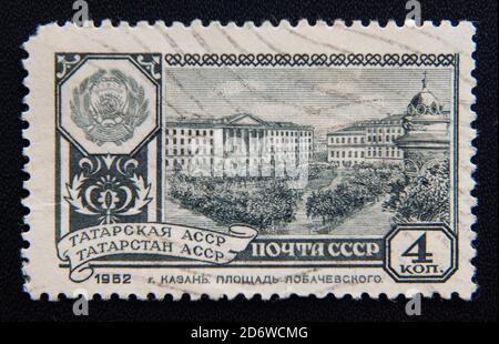 MOSKAU RUSSLAND - 25. NOVEMBER 2012: Eine von der UdSSR gedruckte Briefmarke zeigt den Lobachevsky Platz in Kasan, Republik Tatarstan, Russland, um 1962 Stockfoto