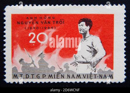 MOSKAU RUSSLAND - 25. NOVEMBER 2012: Eine in Vietnam gedruckte Briefmarke zeigt ein Porträt von Nguyen Van Troy. Ca. 1964 Stockfoto