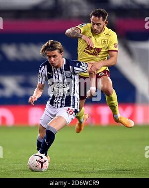 West Bromwich Albions Conor Gallagher (links) und Burnleys Josh Brownhill kämpfen während des Premier League-Spiels bei den Hawthorns, West Bromwich, um den Ball. Stockfoto