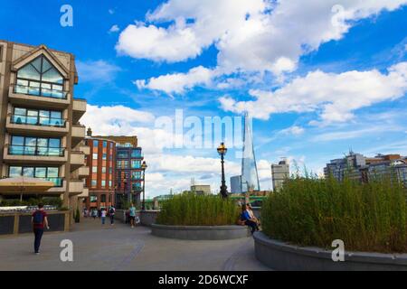 Moderne Gebäude und ruhige Lage am Thames Path in der Nähe von London Brücke bei North Bank, Central London, Großbritannien, August 2016 Stockfoto