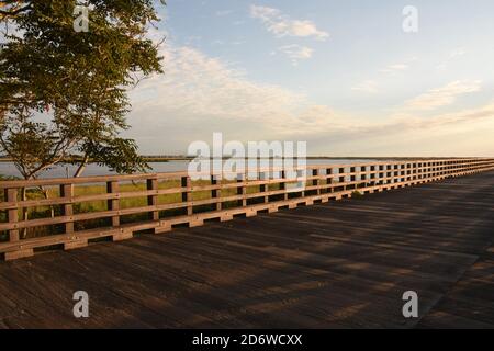 Malerische Powder Point Brücke über Duxbury Bay in Massachusetts. Stockfoto