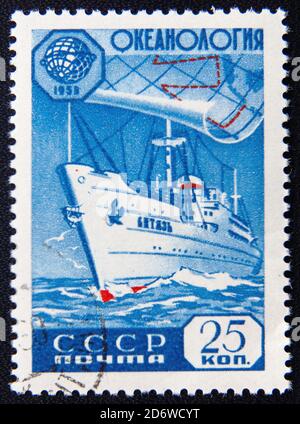 MOSKAU RUSSLAND - 25. NOVEMBER 2012: Eine in Russland gedruckte Briefmarke, zeigt Ozeanschiff, um 1955 Stockfoto