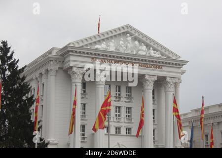 Das Regierungsgebäude in der Stadt Skopje in Nord-Mazedonien Stockfoto