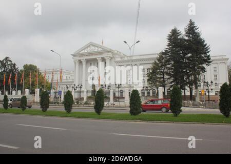 Das Regierungsgebäude in der Stadt Skopje in Nord-Mazedonien Stockfoto