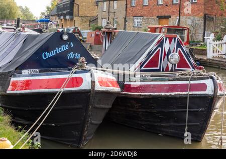 Traditionelle, schmale Boote neben dem Kai im Stoke bruerne Canal Museum am Grand Union Canal in northamptonshire. Stockfoto