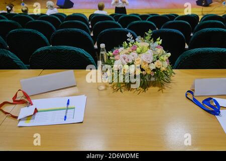 Der Tisch der Jury beim Gesangswettbewerb. Bewertung der Teilnehmer des Musikwettbewerbs. Platz für Richter, um die Leistung von zu beurteilen Stockfoto