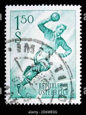 MOSKAU, RUSSLAND - 13. MAI 2018: Eine in Österreich gedruckte Briefmarke zeigt Handball Player, Sport Serie, um 1959 Stockfoto