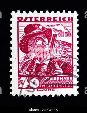 MOSKAU, RUSSLAND - 13. MAI 2018: Eine in Österreich gedruckte Briefmarke zeigt Hunter aus der Steiermark, Kostümserie, um 1934 Stockfoto