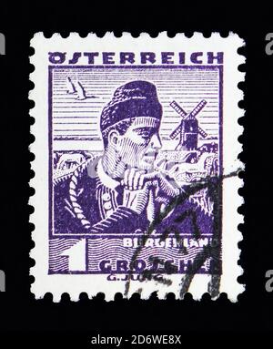 MOSKAU, RUSSLAND - 13. MAI 2018: Eine in Österreich gedruckte Briefmarke zeigt Pferdehirten, Burgenland, Kostümanserie, um 1934 Stockfoto
