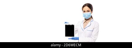 Panorama Ernte Arzt in Latexhandschuhe und medizinische Maske Halten Sie das digitale Tablett isoliert auf weiß Stockfoto
