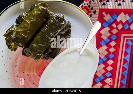 Dolma auf dem Teller mit Saus im Restaurant Stockfoto