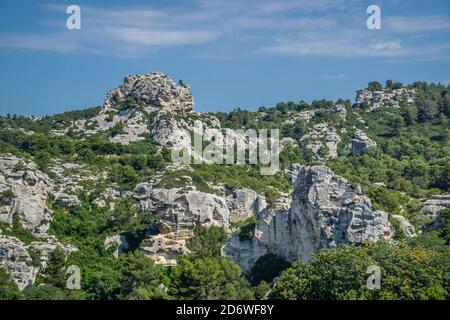 Kalksteinfelsen bei Les Baux-de-Provence in den Alpilles, Département Bouches-du-Rhône, Provence, Südfrankreich Stockfoto