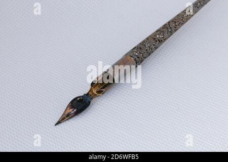 Alte Tintenstift mit Metall filigreed und Tintenflasche isoliert auf weißem Hintergrund. Vintage Kalligraphie Stift und Flasche Tinte. Stockfoto