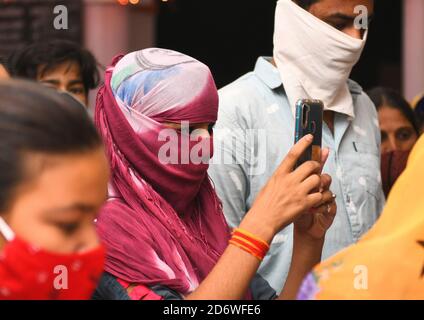 Beawar, Rajasthan, Indien, 19. Oktober 2020: Ein Mädchen klickt Bild der Göttin Durga während der laufenden Navratri Festival inmitten Coronavirus Pandemie, am Ashapura Mata Tempel in Beawar. Sharad Navratri wird im heiligen Monat von Ashwin gefeiert. Das neuntägige Durga Puja-Fest, das an die Erschießung des Dämonenkönigs Mahishasur durch die Göttin Durga erinnert, markiert den Triumph des Guten über das Böse. Eifrige Anhänger fasten während der Zeit und besuchen Tempel. Kredit: Sumit Saraswat/Alamy Live Nachrichten Stockfoto