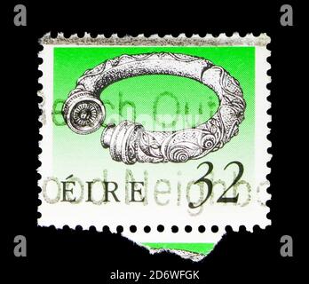 MOSKAU, RUSSLAND - 13. MAI 2018: Eine in Irland gedruckte Briefmarke zeigt Broighter Collar (1. Cty. BC), Irish Heritage and Treasures 1990-97 Serie, um 1995 Stockfoto