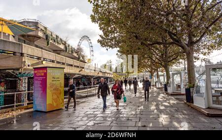 Menschen, die entlang der South Bank London UK laufen Stockfoto