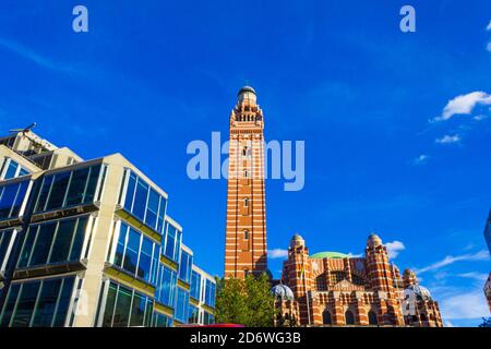 Westminster Cathedral Gebäude in der Victoria Street - rot-weiß gestreifte viktorianische Kathedrale in Byzantinischer Stil, umgeben von neuen modernen Gebäuden Stockfoto