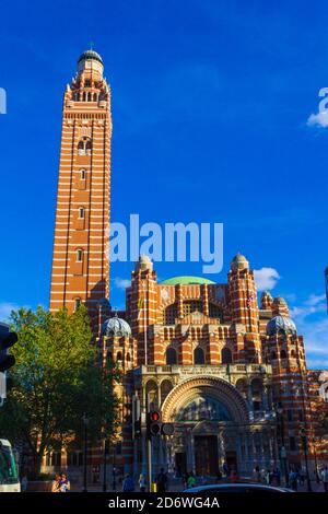 Westminster Cathedral Gebäude in der Victoria Street - rot-weiß gestreifte viktorianische Kathedrale in Byzantinischer Stil, umgeben von neuen modernen Gebäuden Stockfoto